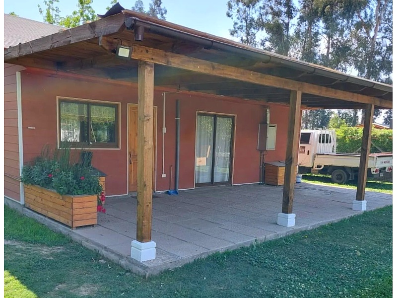 Diseño y construcción de Cobertizo en madera con focos LED Chile