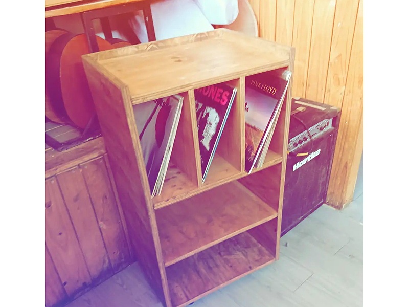 Rack en madera para vinilos, Santiago
