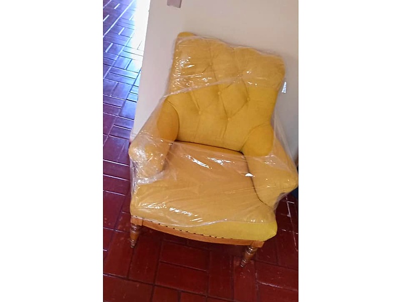 Sillón tapizado de color amarillo Chile