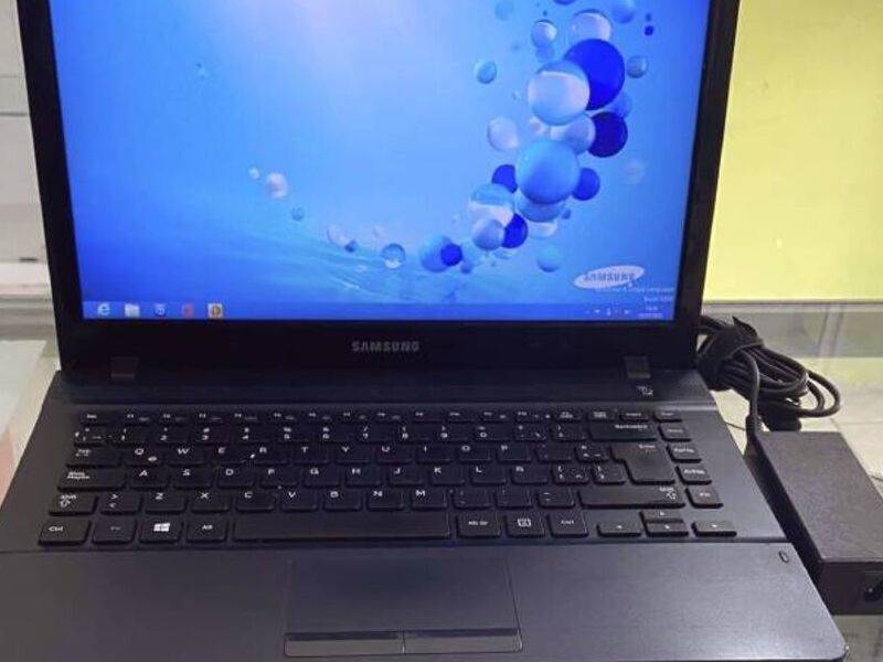 Vendo Notebook SAMSUNG 270E  CPU @2.50GHz