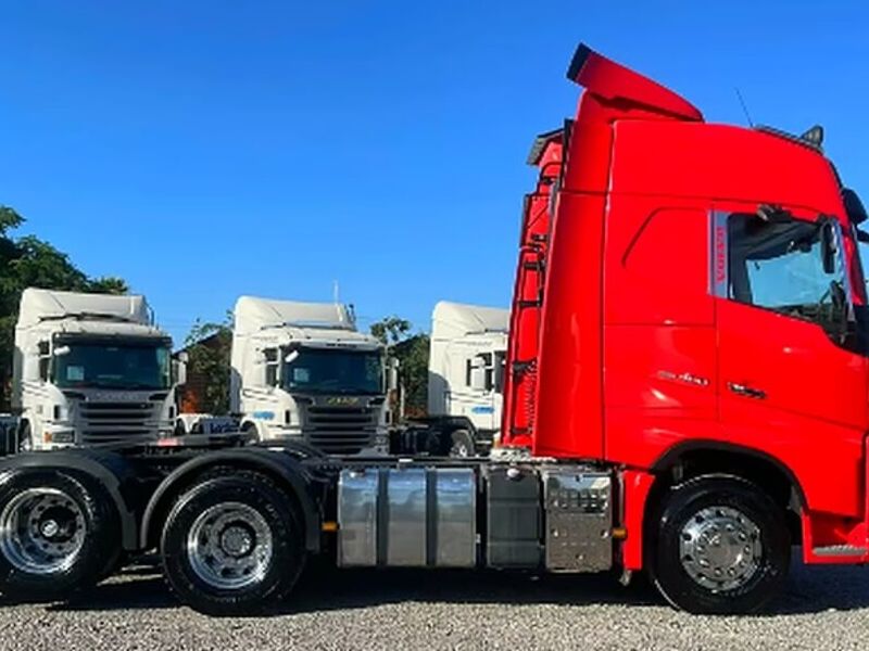 Tracto Camión Volvo FH460 en San Bernardo