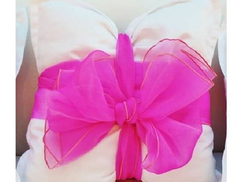 Cortina blanca con moño rosado