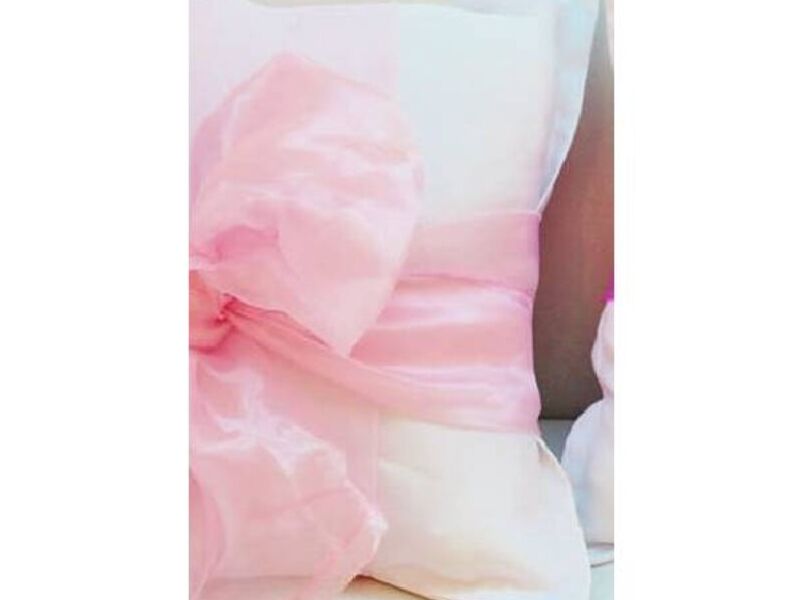 Cortina blanca con moño rosado claro