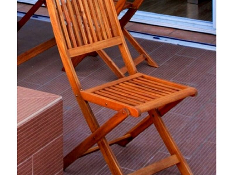 Silla madera clara exterior Chile