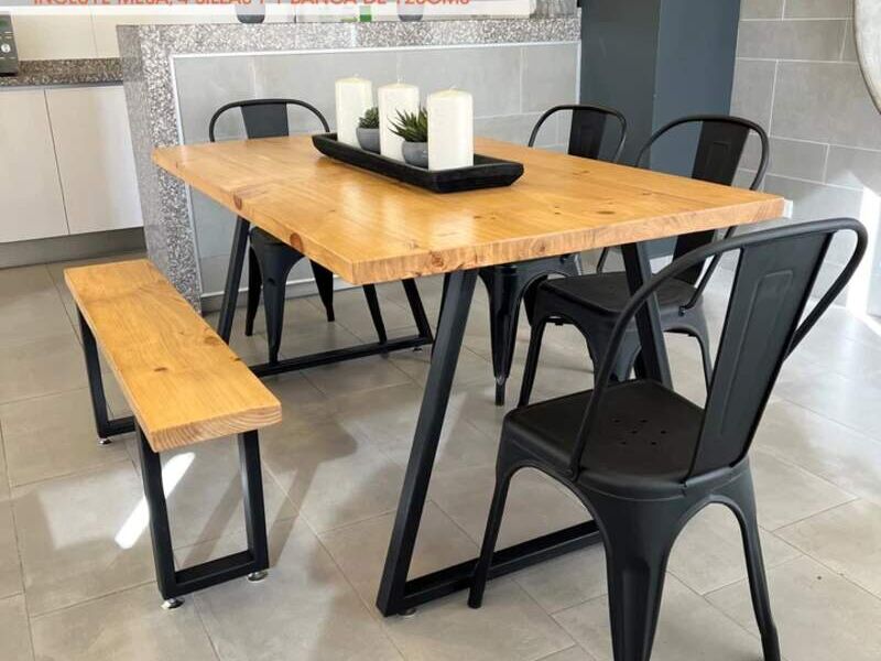 Comedor con 4 sillas y 1 banca Ñuñoa