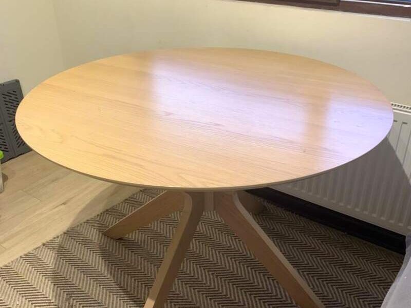Mesa de comedor modelo Duncan Santiago