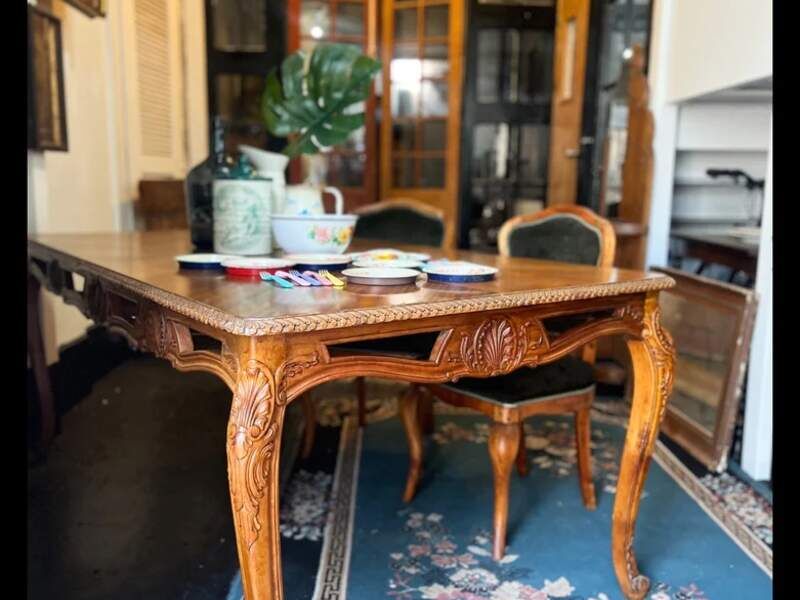 Mesa de comedor tallada Santiago