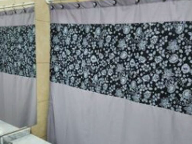 CORTINA BAÑO GRIS DISEÑO FLORES CHILE