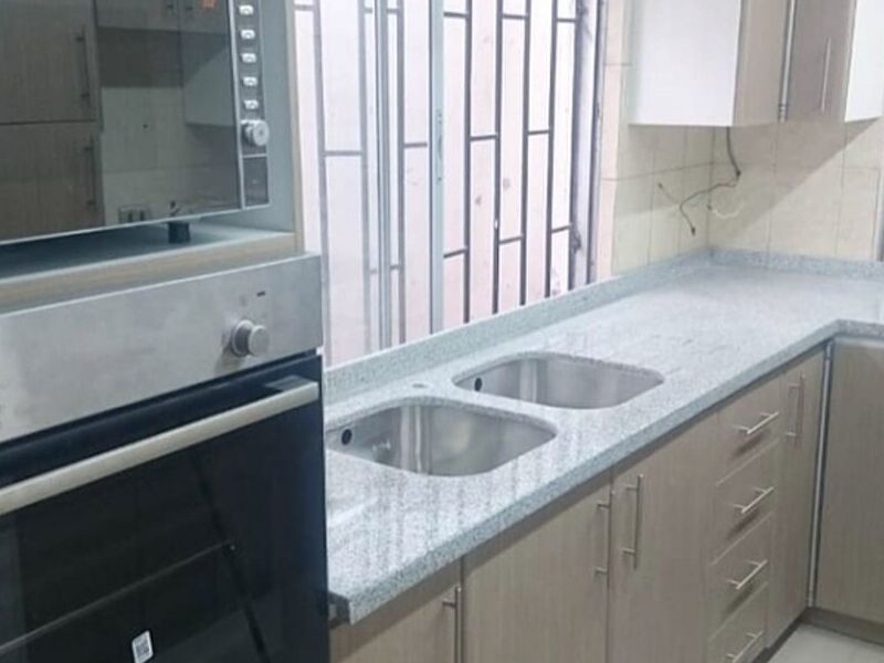 Cocina cubierta granito gris Chile 
