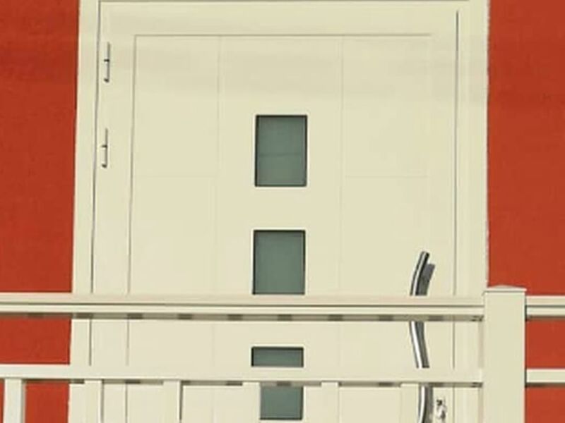 Puerta con barandilla Chile