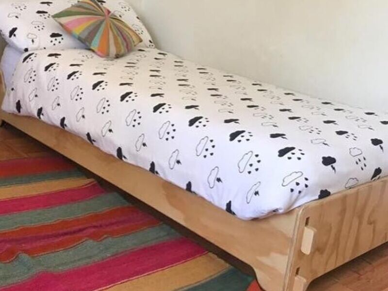 Cama individual madera avellana Chile 