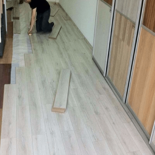 Piso flotante con instalación