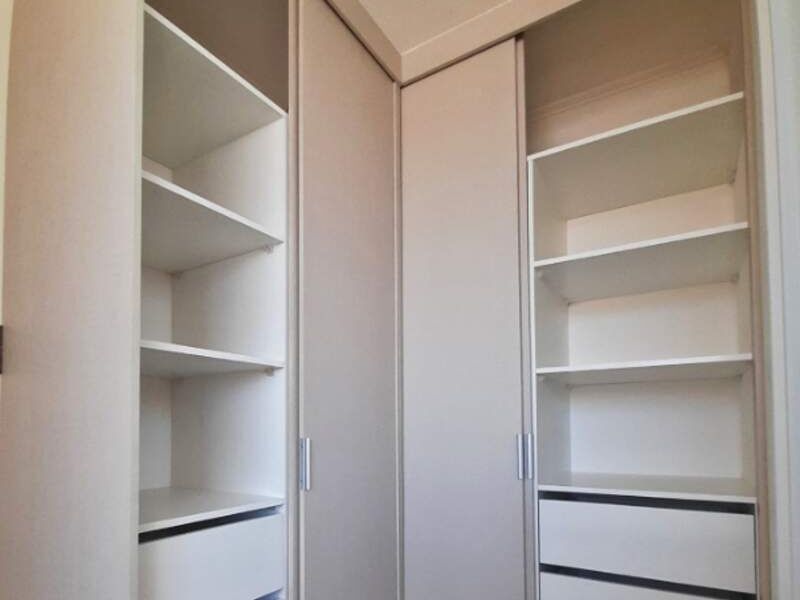 Kit de armario con varillas para colgar, sistema de armario esquinero,  estantes de armario, organizadores de armario y estantes de almacenamiento