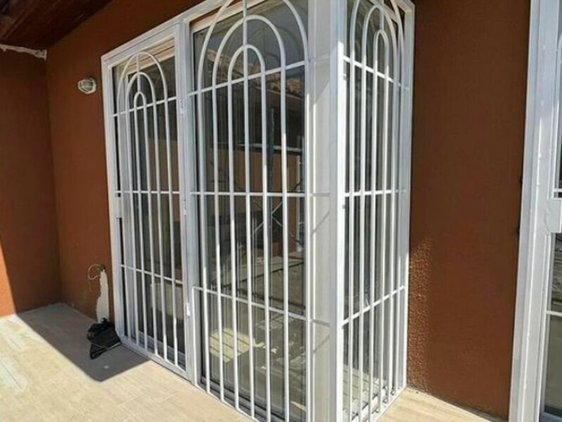 Puerta metálica Chile