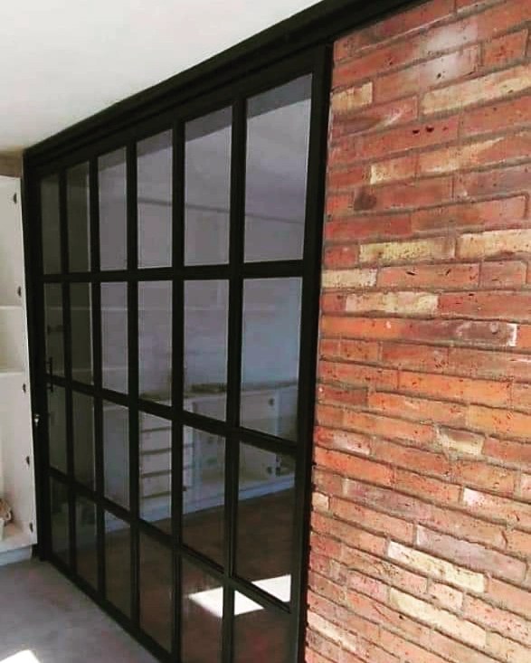 fabricación de puertas metalicas tipo mamparas