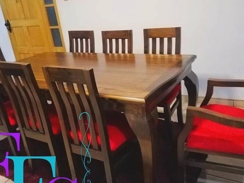 Comedor con comensal y tapiz rojo.