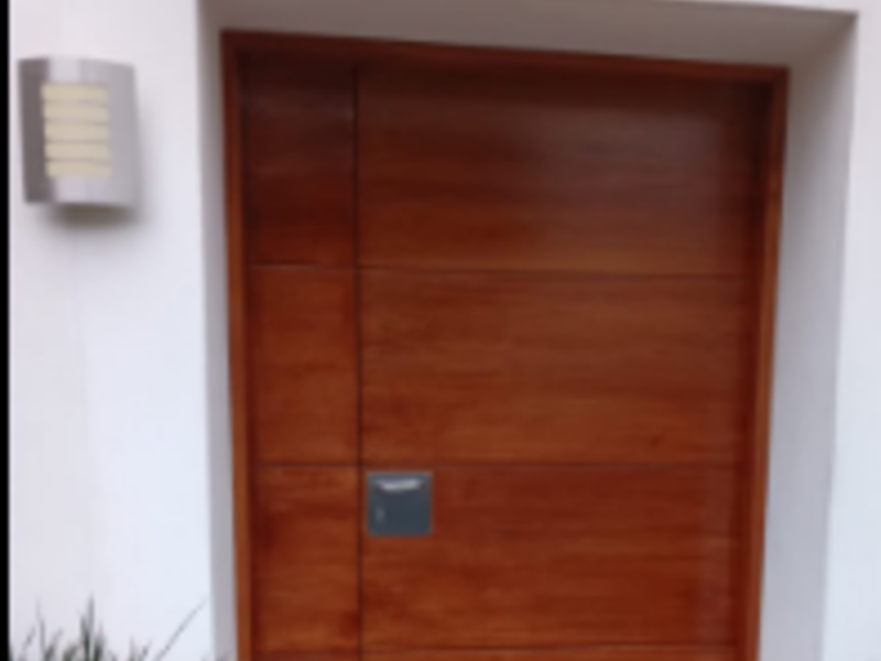 Puerta Principal de Madera