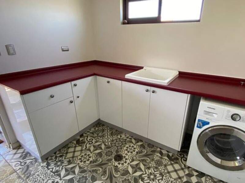 Muebles cocina blanco rojo Chile
