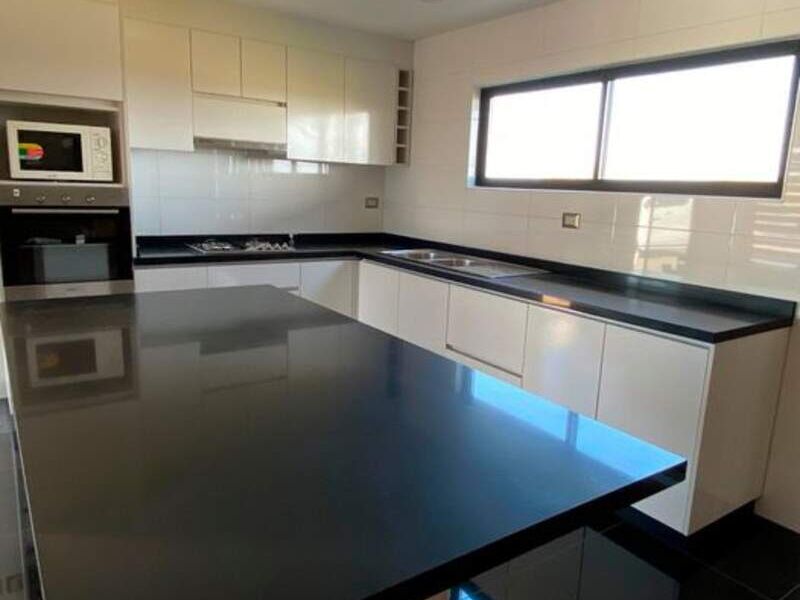 Muebles cocina blanco negro Chile