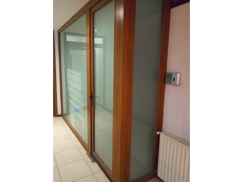 Puerta de PVC con vidrio ahumado Chile