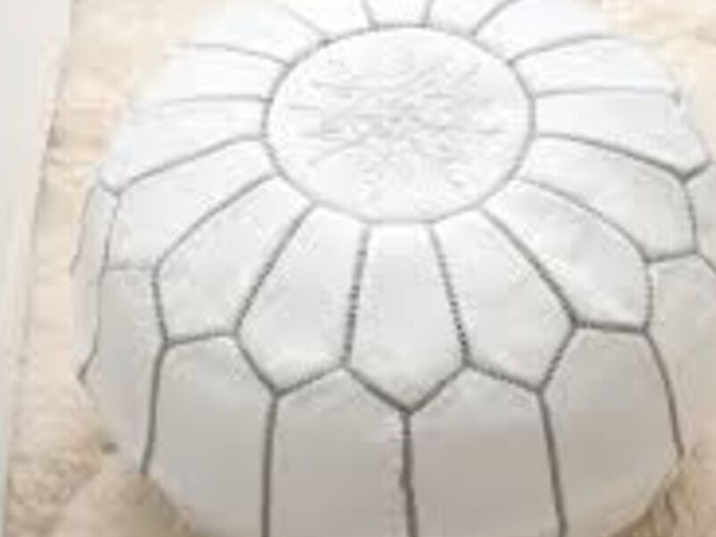 POUF CUERO BLANCO, BORDADO GRIS Chile