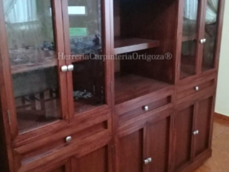 Vitrina de Madera y Vidrio Osorno