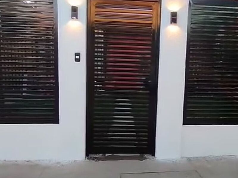 Puerta metálica Chile