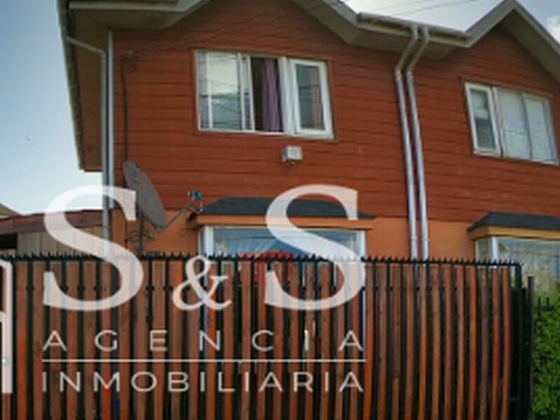 Inmobiliaria con porton de madera Chile