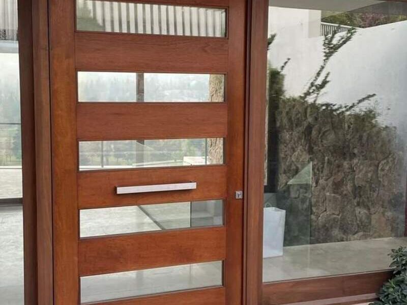 Puerta de madera con decoración vidrio Chile