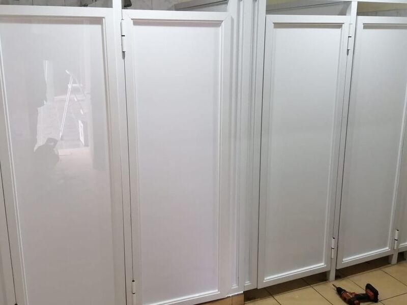 Puertas de aluminio para baños Chile