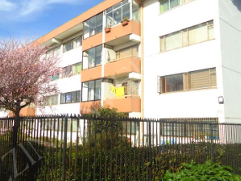 Inmobiliaria con rejas negras Chile