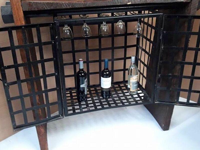 Vinoteca industrial con madera Chile