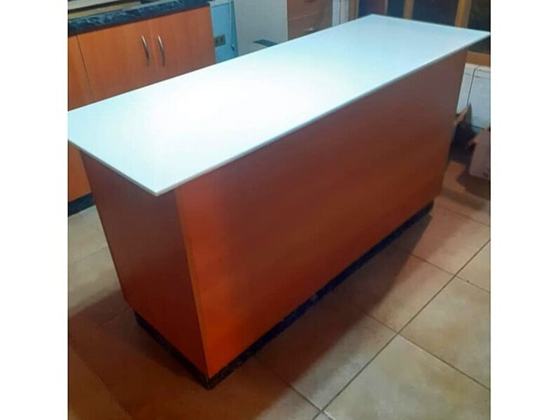 Mesón madera de caoba cuarzo negro Chile