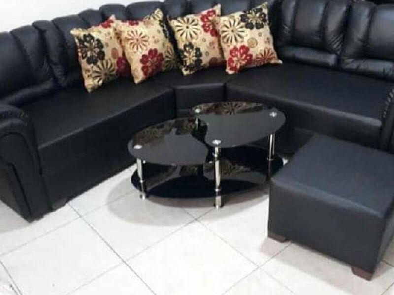 Sofá de cuero negro con almohadones Chile