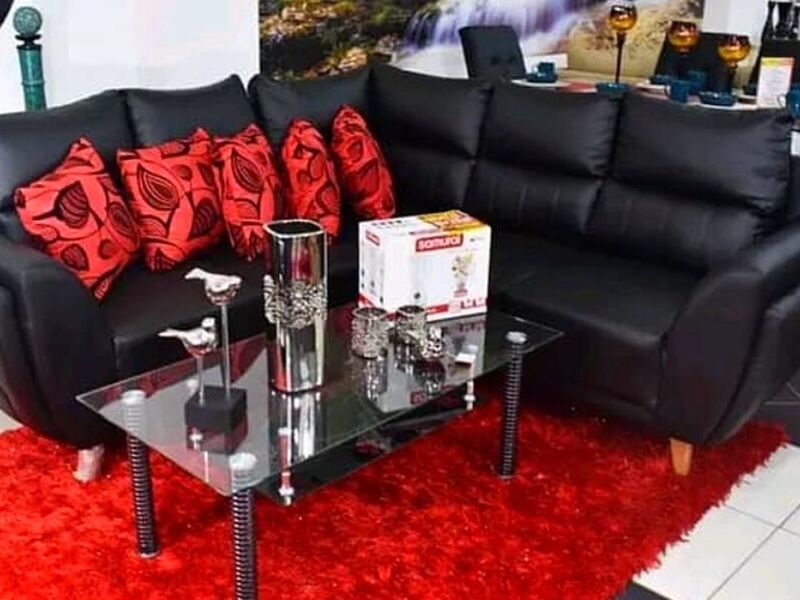 Sofá en L cuero negro con almohadones Chile