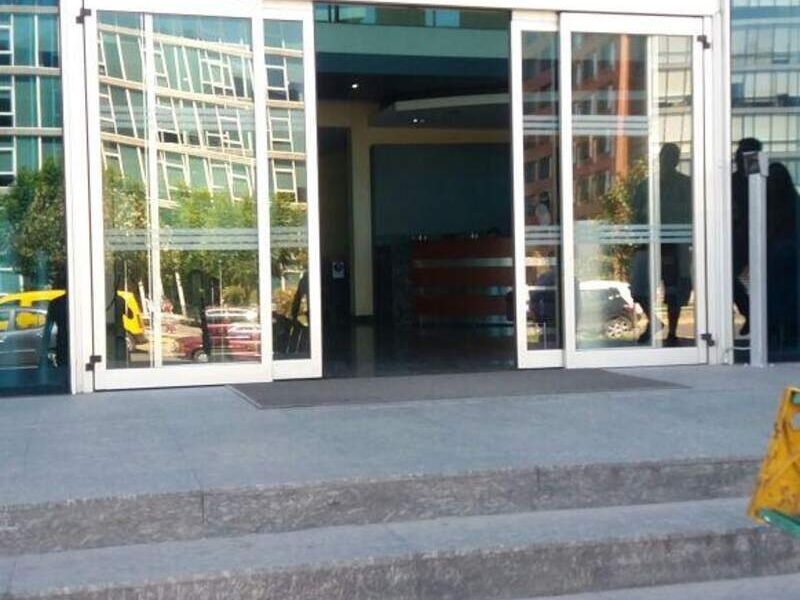 Puerta doble corrediza