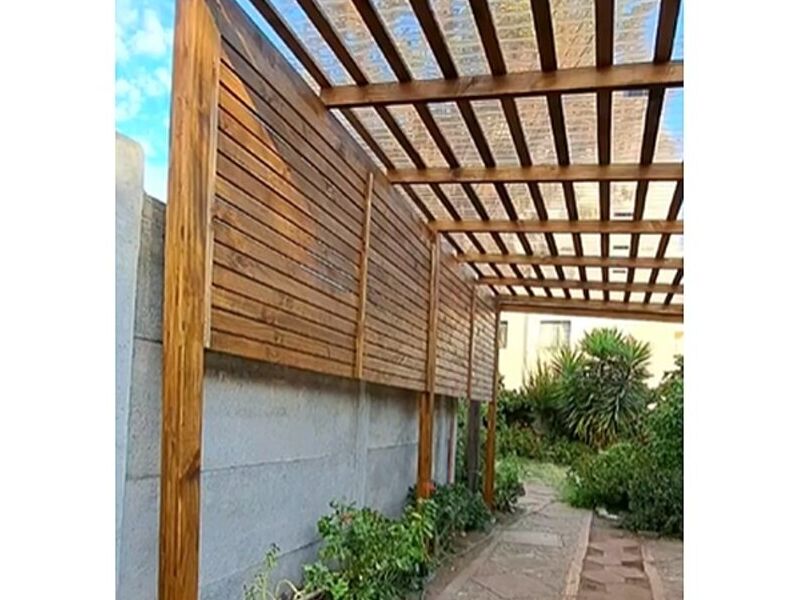 Instalación de cobertizo color roble Chile