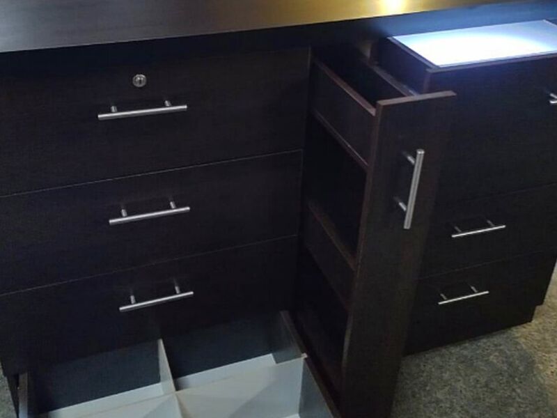 Cómoda Premium con cajón doble fondo.