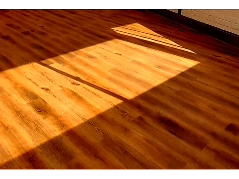 Piso flotante color miel Chile