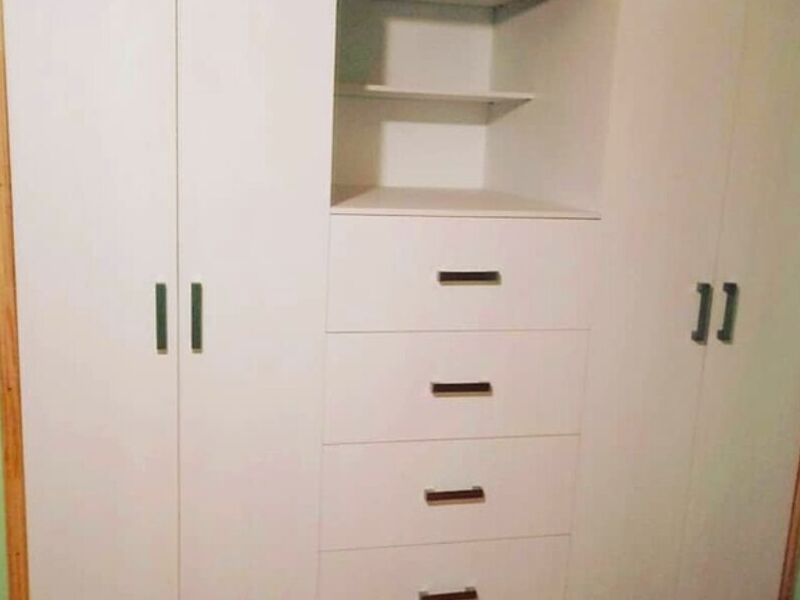 closet con estanterías centrales Santiago