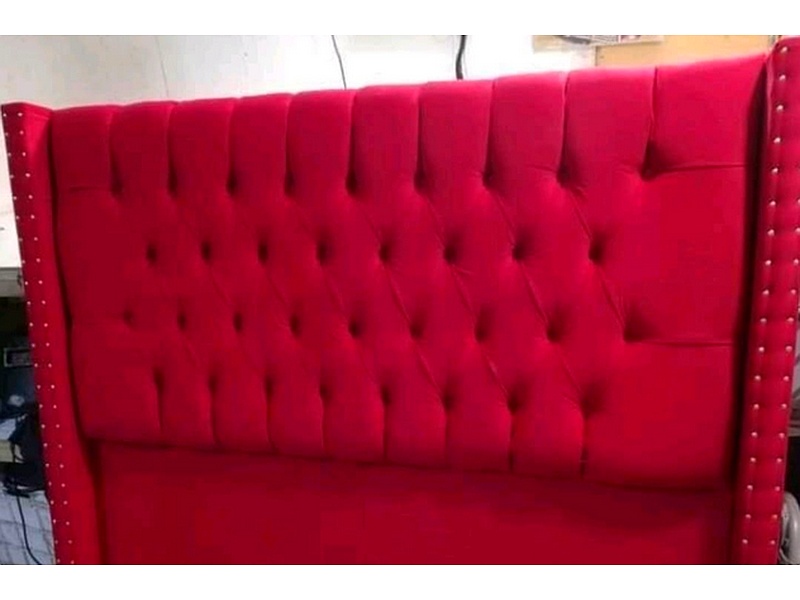 Respaldo Cama Capitoné  Tachas Rojo SANTIAGO