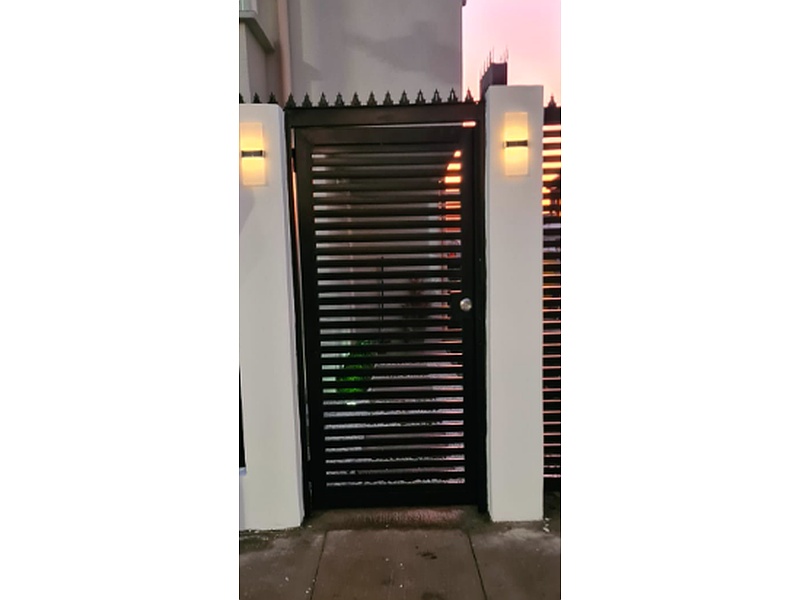 puerta peatonal Santiago