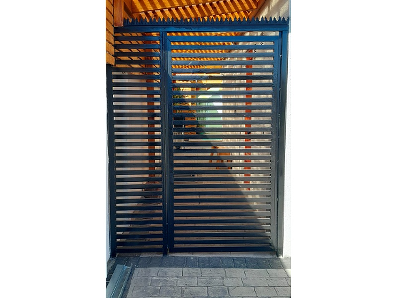 puerta de paso negra Santiago