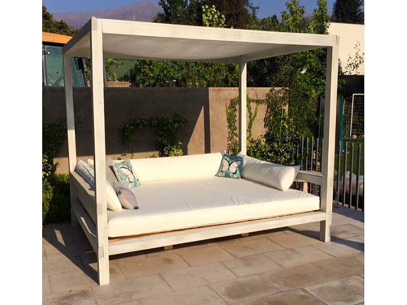 cama exterior con techo Santiago