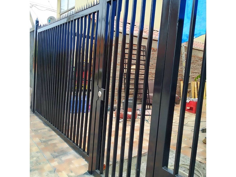puerta de seguridad de metal Santiago