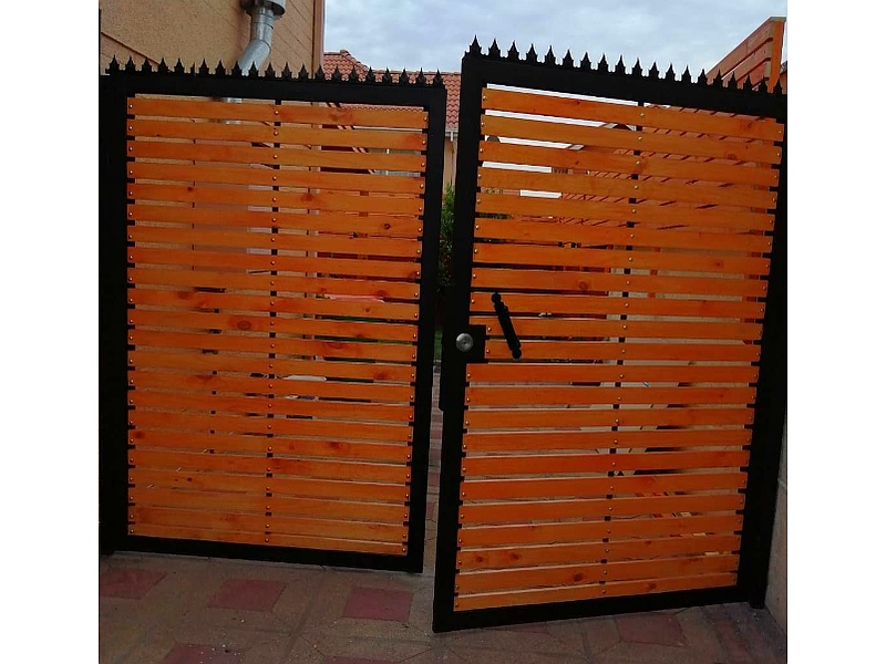 puerta madera y metal Santiago