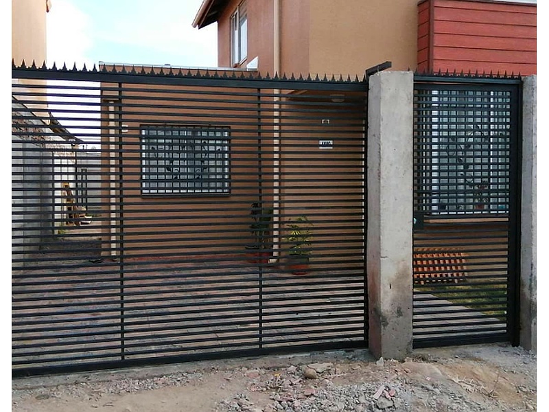 puerta con reja Santiago