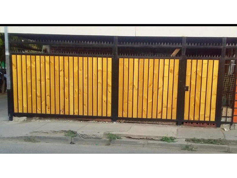 puerta de madera y metal Santiago
