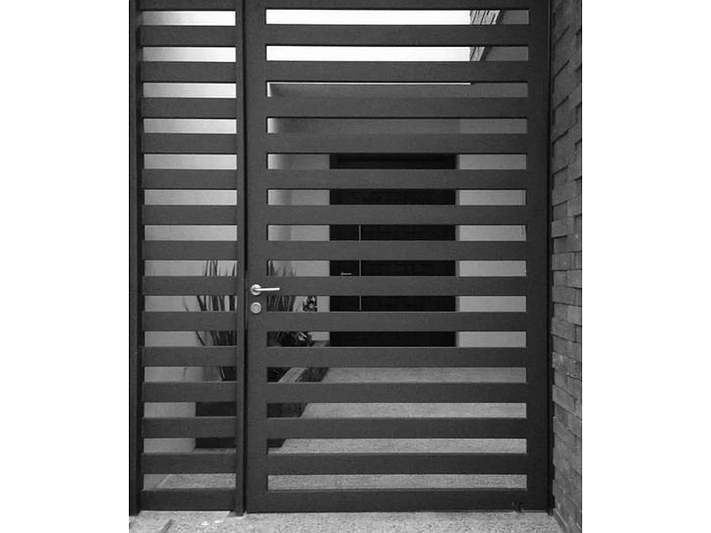 puerta peatonal metal negro Santiago