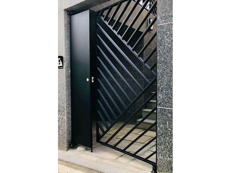 puerta peatonal metal color negro Santiago